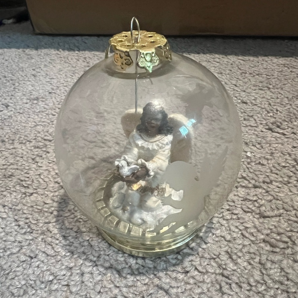 House of Lloyd Christmas Around the World Peaceful Flight ornament with a stand - Picture 4 of 8